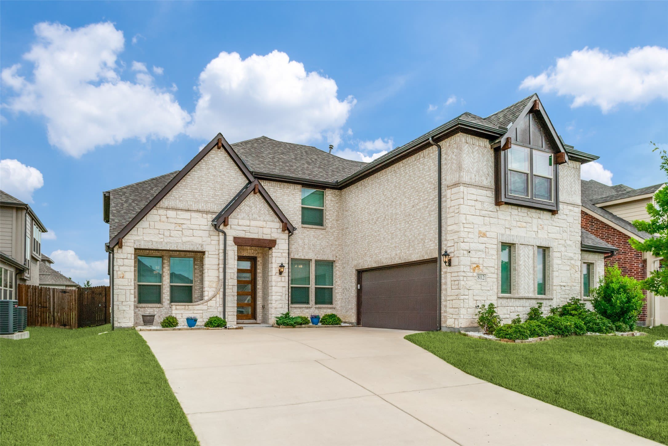 812 Woodview Court – photo 1