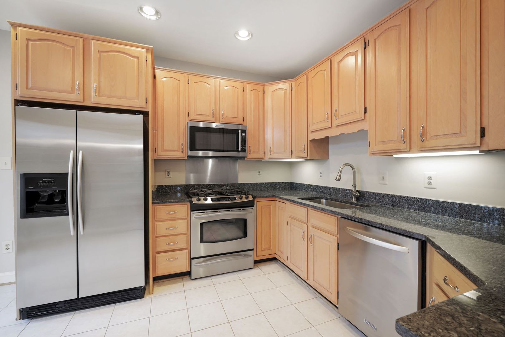 3 Bedroom 3.5 Bathroom Townhouse// Vienna// Parking for 4 cars + Finished Basement – photo 5