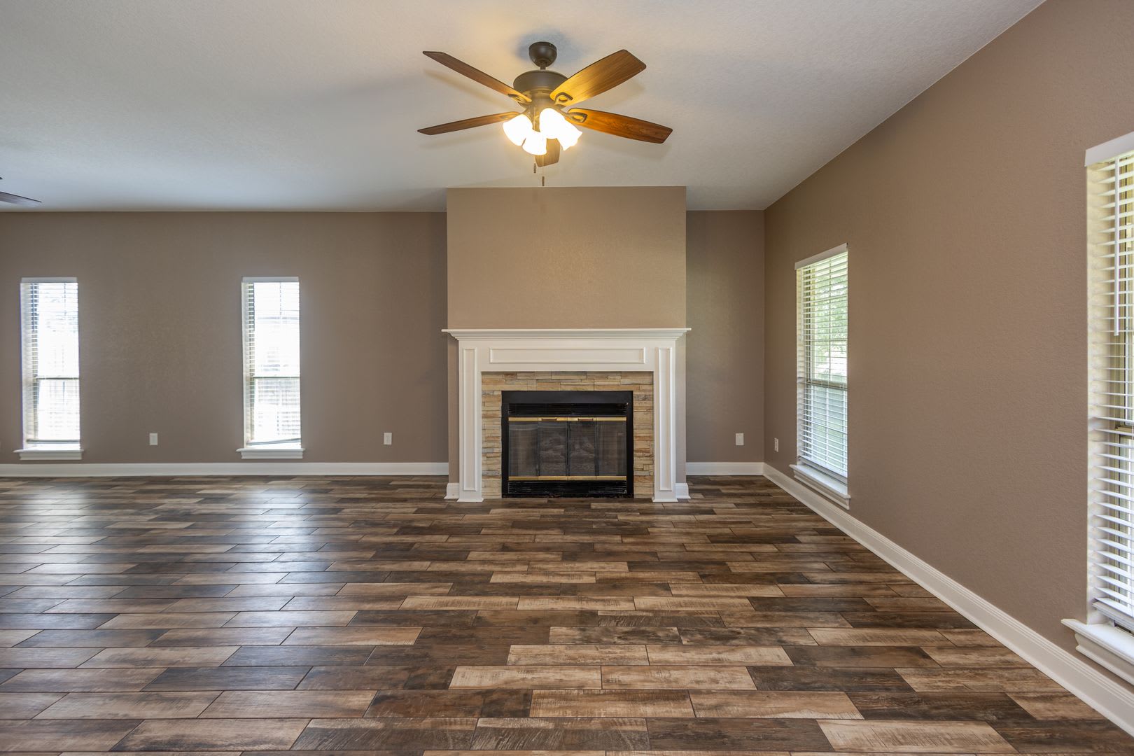 Spacious 6-Bedroom Beaumont Home with 3 Baths & 2-Car Garage – photo 4