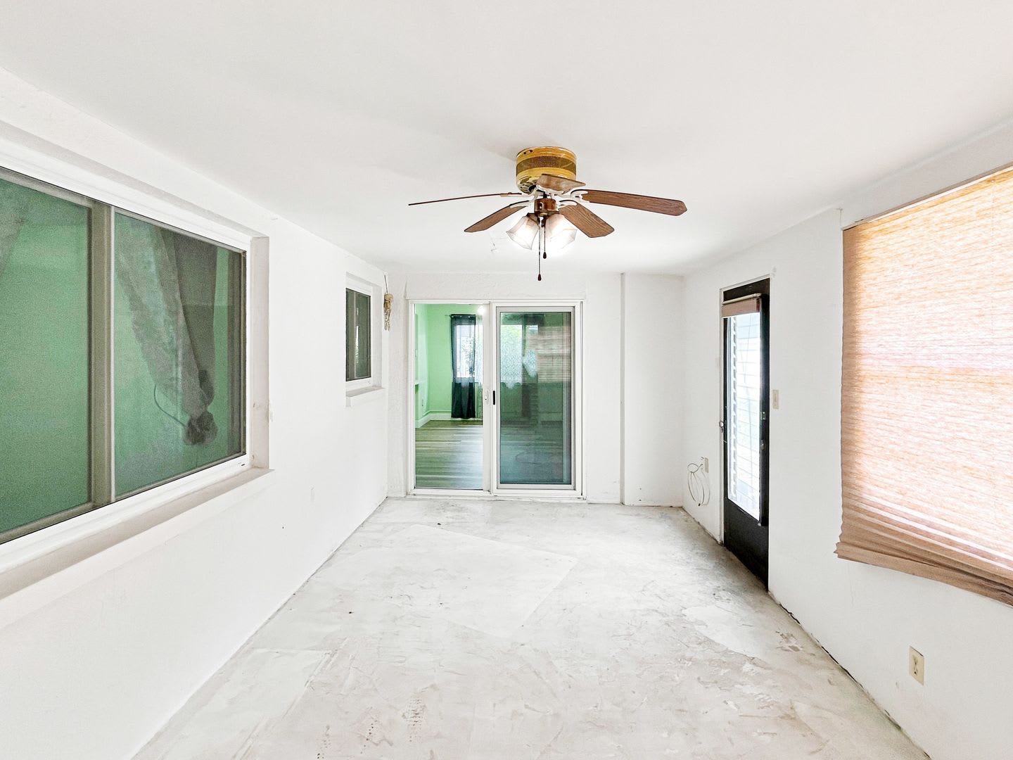 Beautiful Largo Rental Featuring Florida Room, Patios &amp; Large Yard! 2bed – photo 3