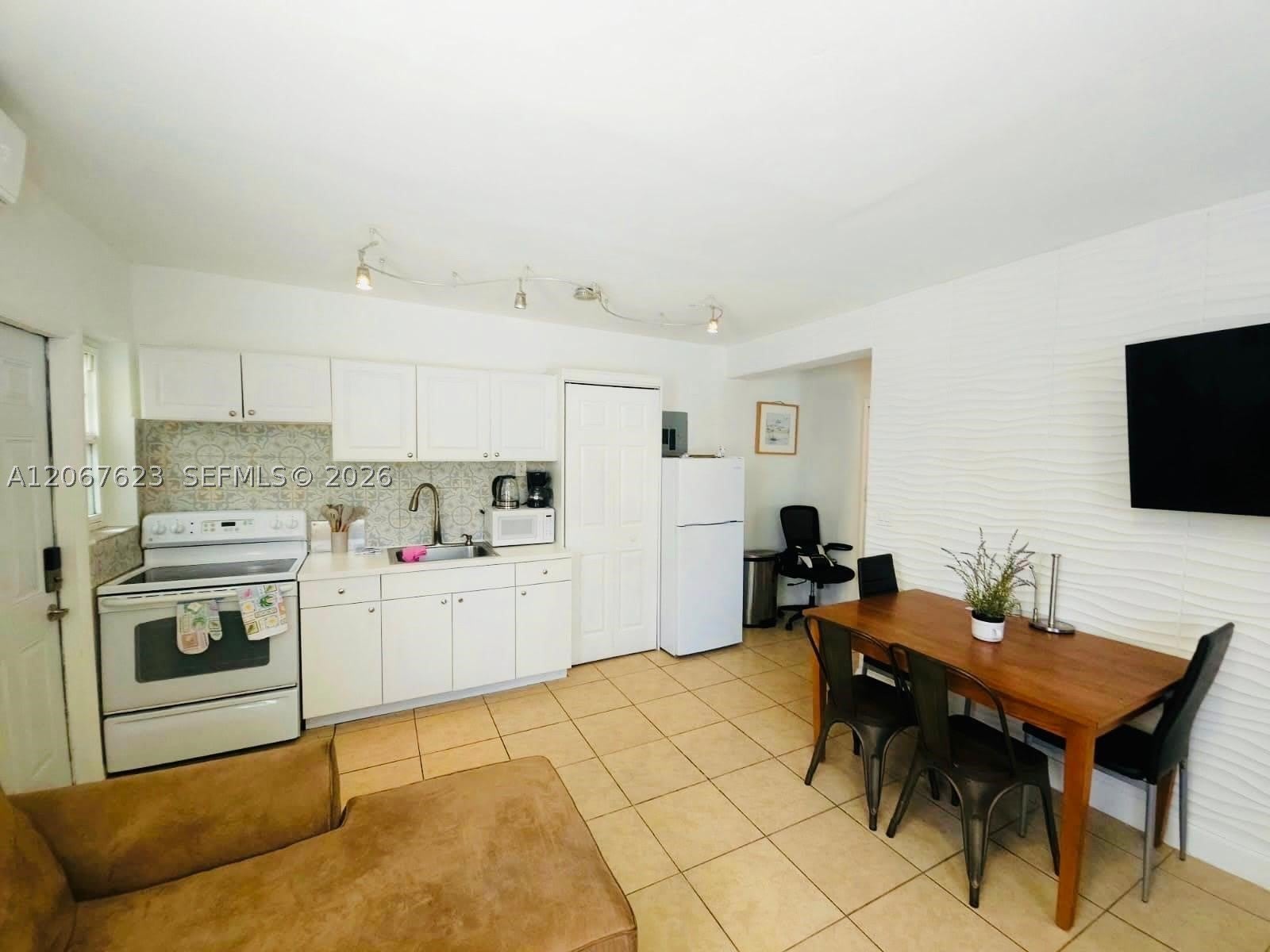 1639 Hayes St – photo 3