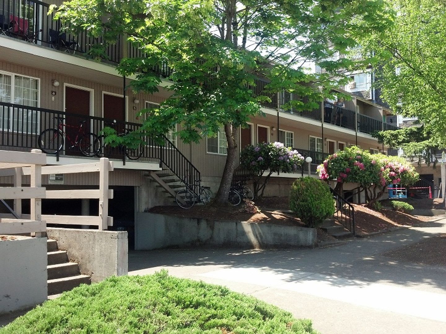 Hayward – photo 1