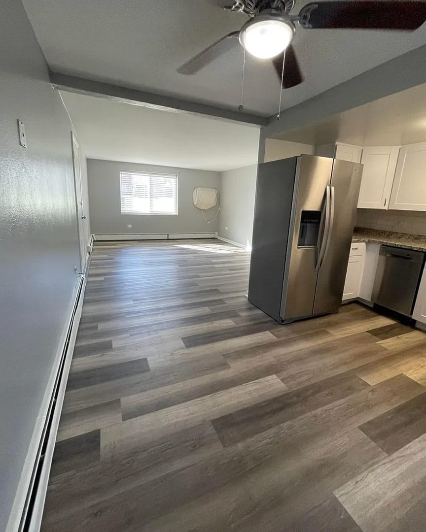 Beautifully Renovated 2 Bedroom Apartment with In-Unit Laundry & A/C – photo 3