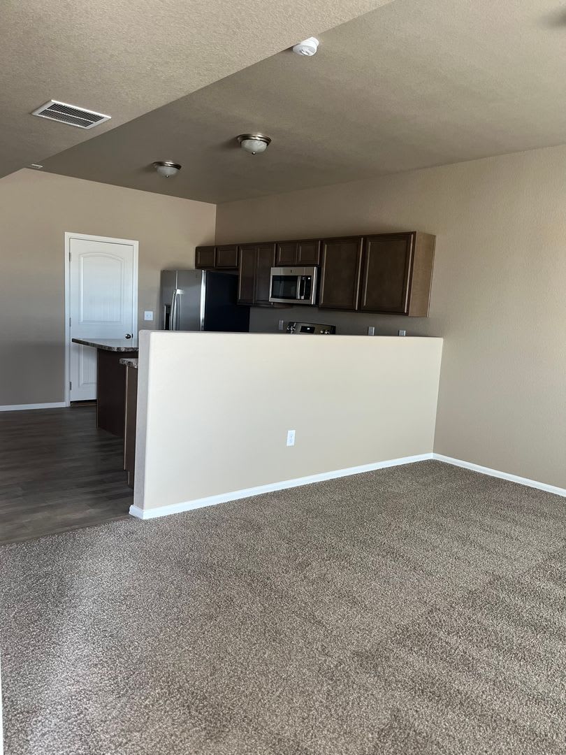 Spacious 3-Bedroom Townhome with 2-Car Garage in Colorado Springs – photo 3