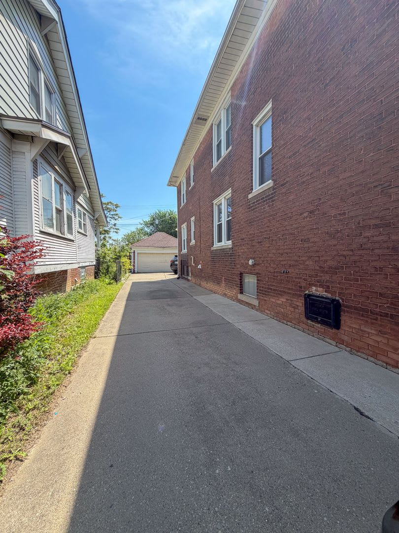 Beautiful Brick lower duplex unit – photo 5