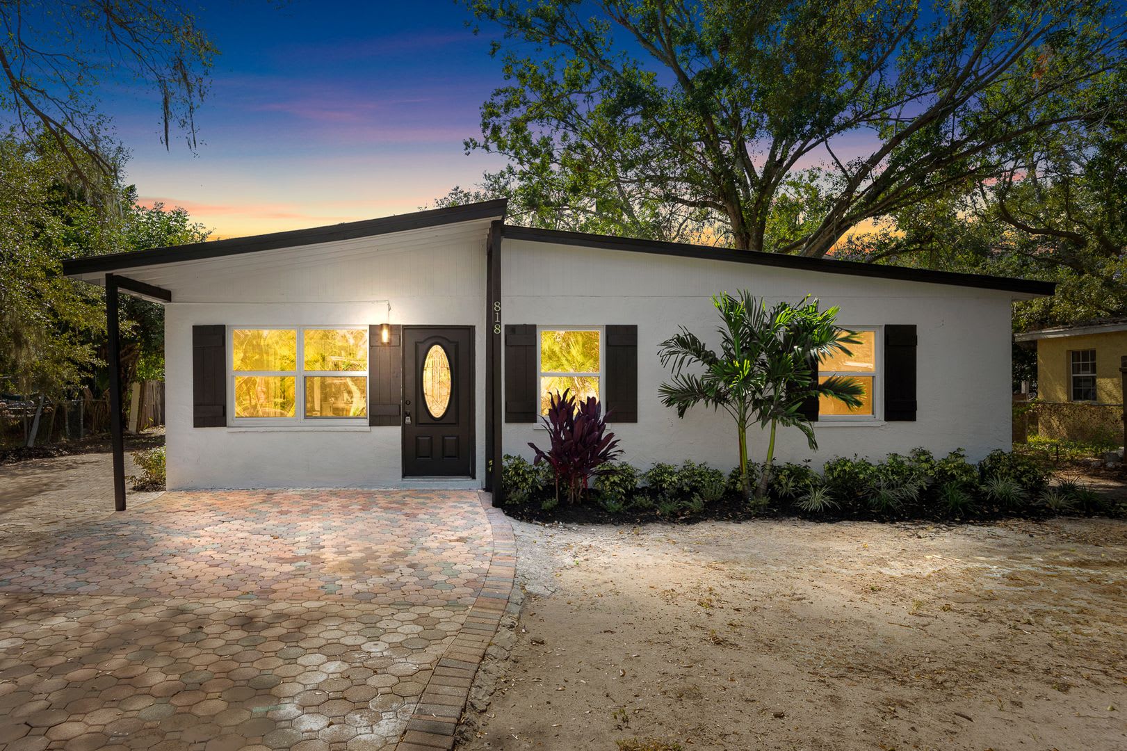 Modern Touches Classic Charm Your Bradenton Home Awaits – photo 1