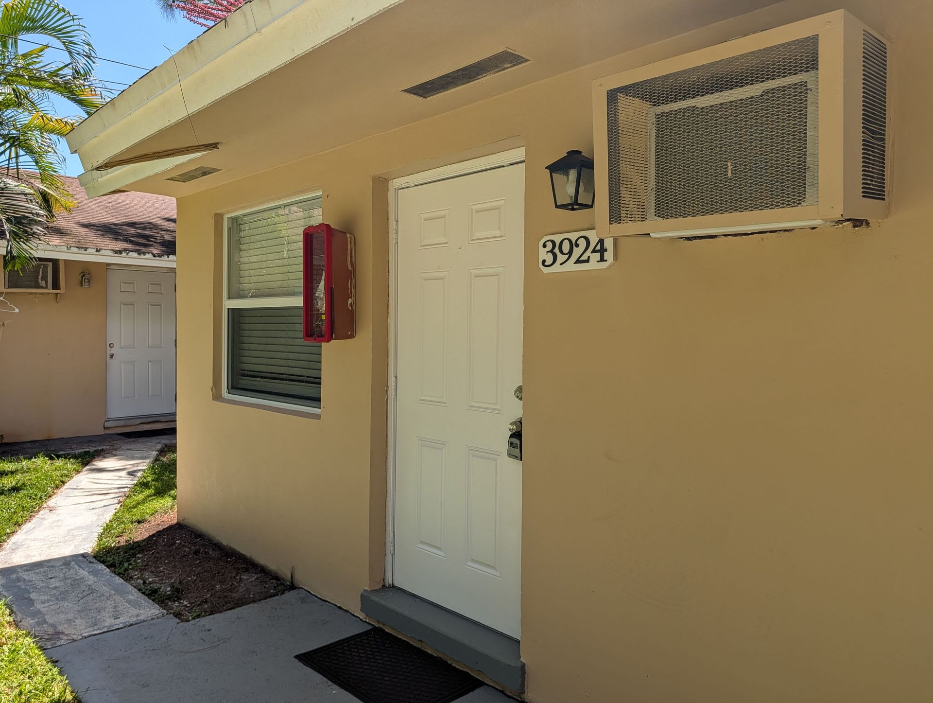 Beautifully renovated 2/1 Apt in Palm Springs, ready to move in! – photo 2