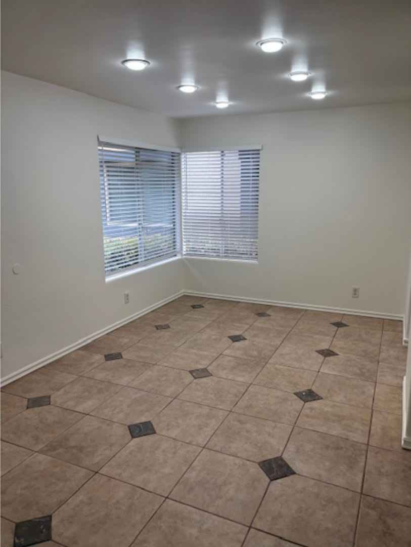 Half off 1st Month Rent!! Extra large 3bd/2ba 2 story townhome with patio/backyard – photo 5