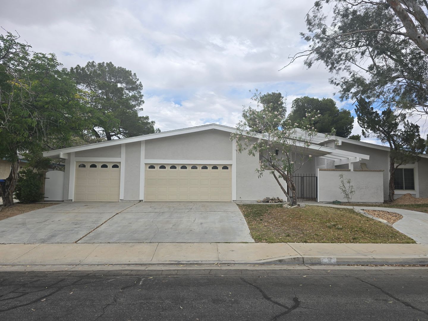 818 Sherri St – photo 2