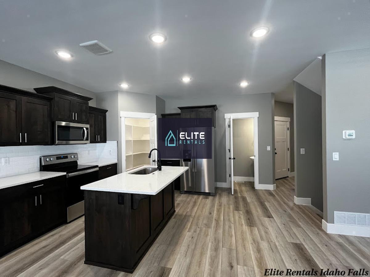 3893 Judy St – photo 4