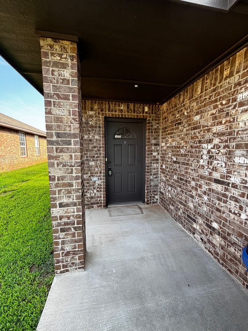 3 br 2 ba duplex with 2 car garage! – photo 2