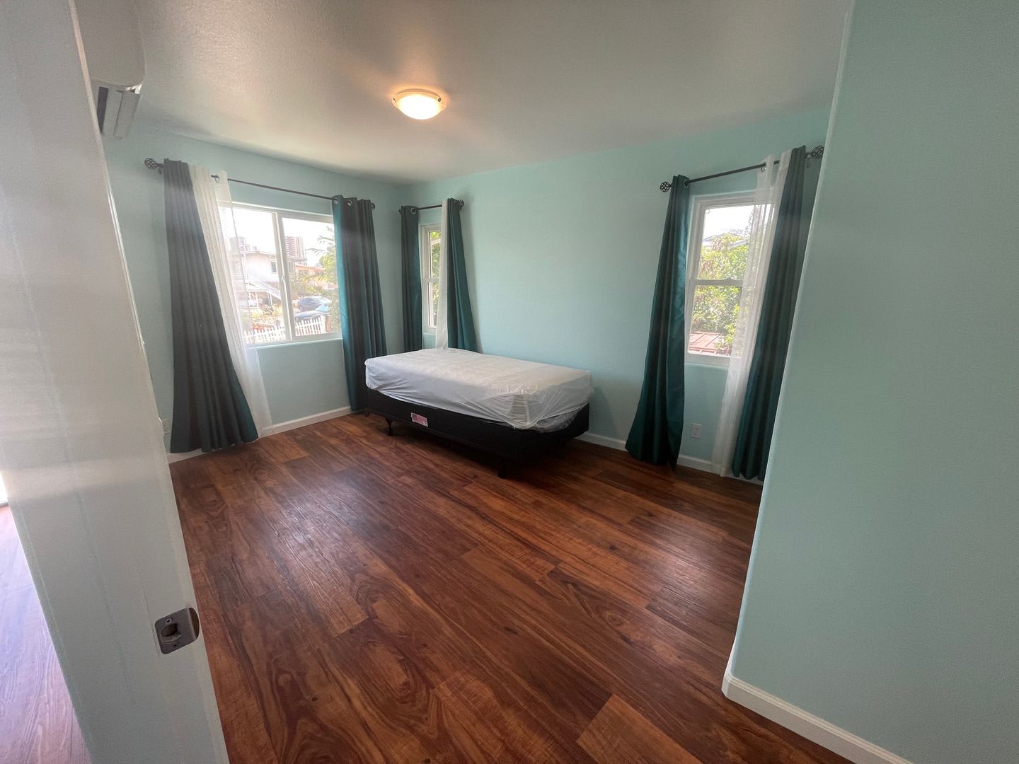 Renovated 3 UNITS right next to UH Manoa dormitory!! – photo 3