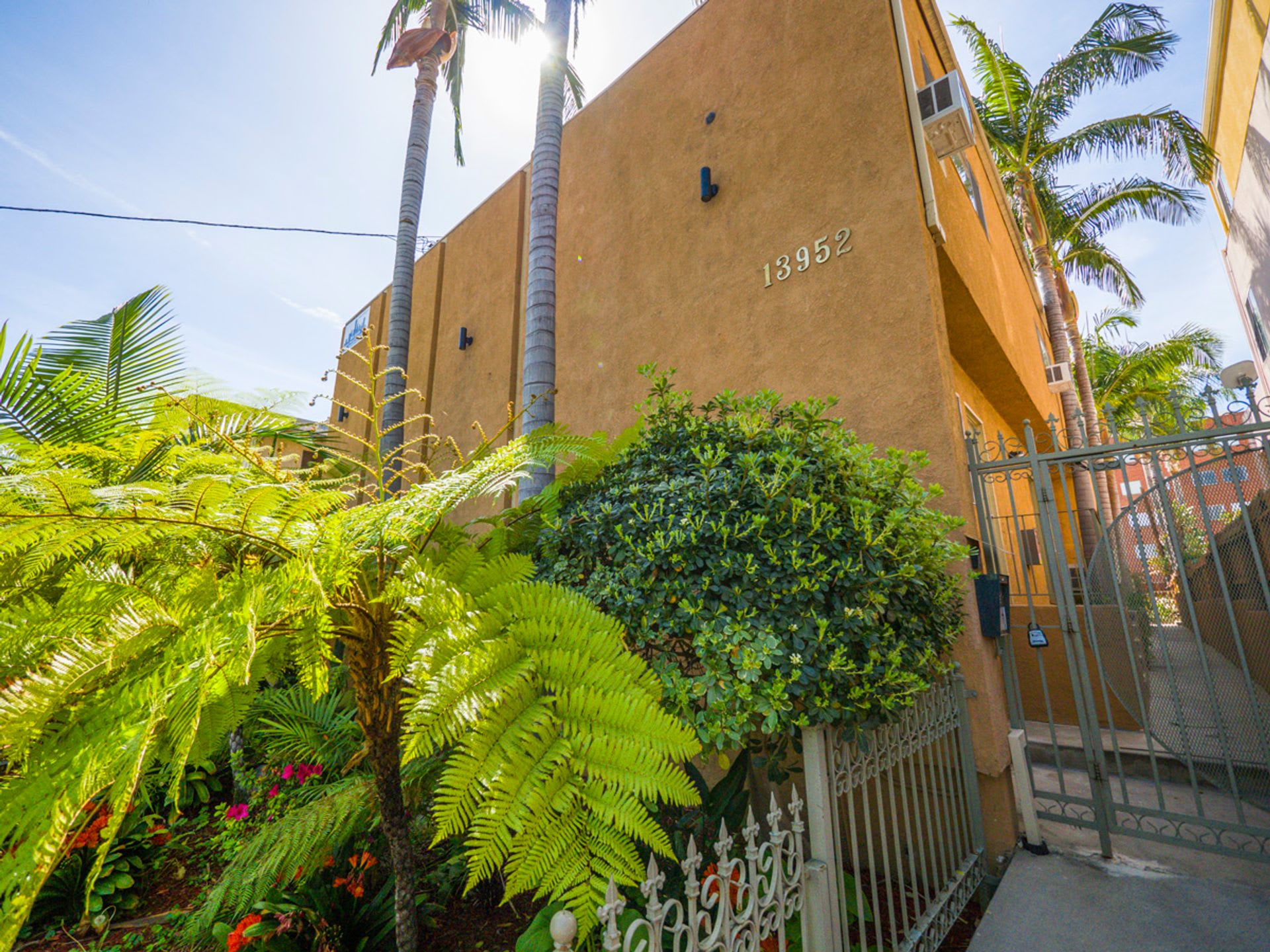 13952 Moorpark St. – photo 3