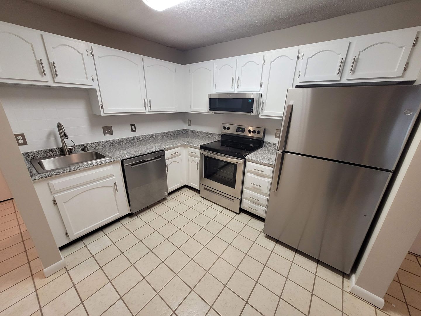 Adorable 1St Floor Condo 2 Bed 1 Bath Right Off The Highway With Heat Hot Watee And 2 Car Parking Included 1 895 Mo – photo 2