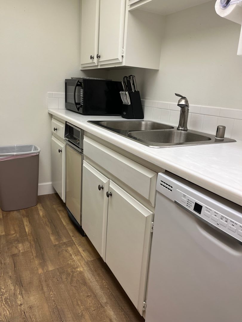 Spacious 1 bed, 2 bath condo – photo 3