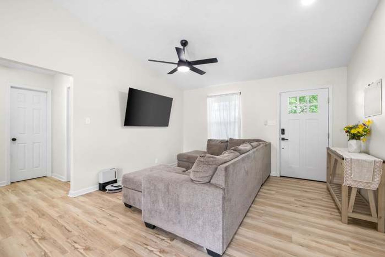 Welcome Home to 602 Artic Ave. – photo 3
