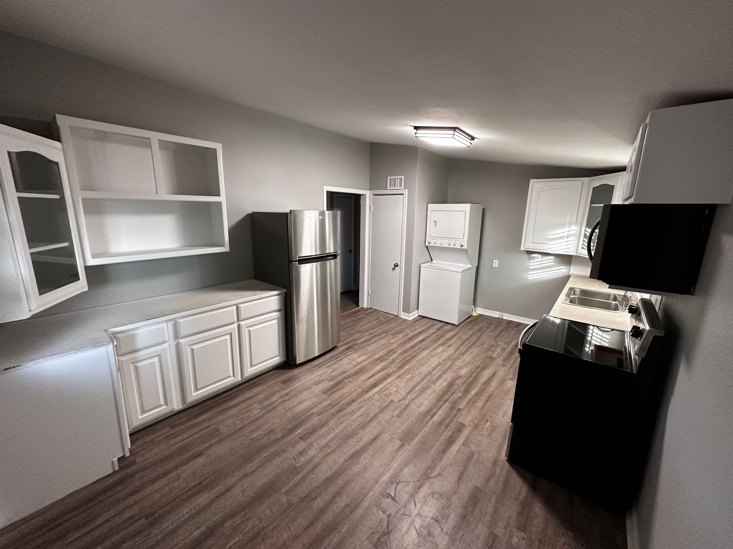 Come take a look at this newly remodeled 3-bedroom 1 bathroom – photo 3
