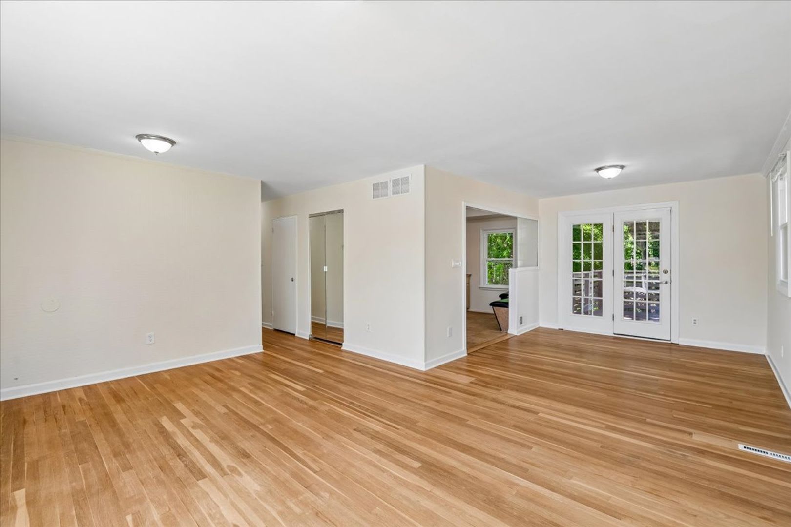 Perfectly Located Single Family Home in Silver Spring – photo 4
