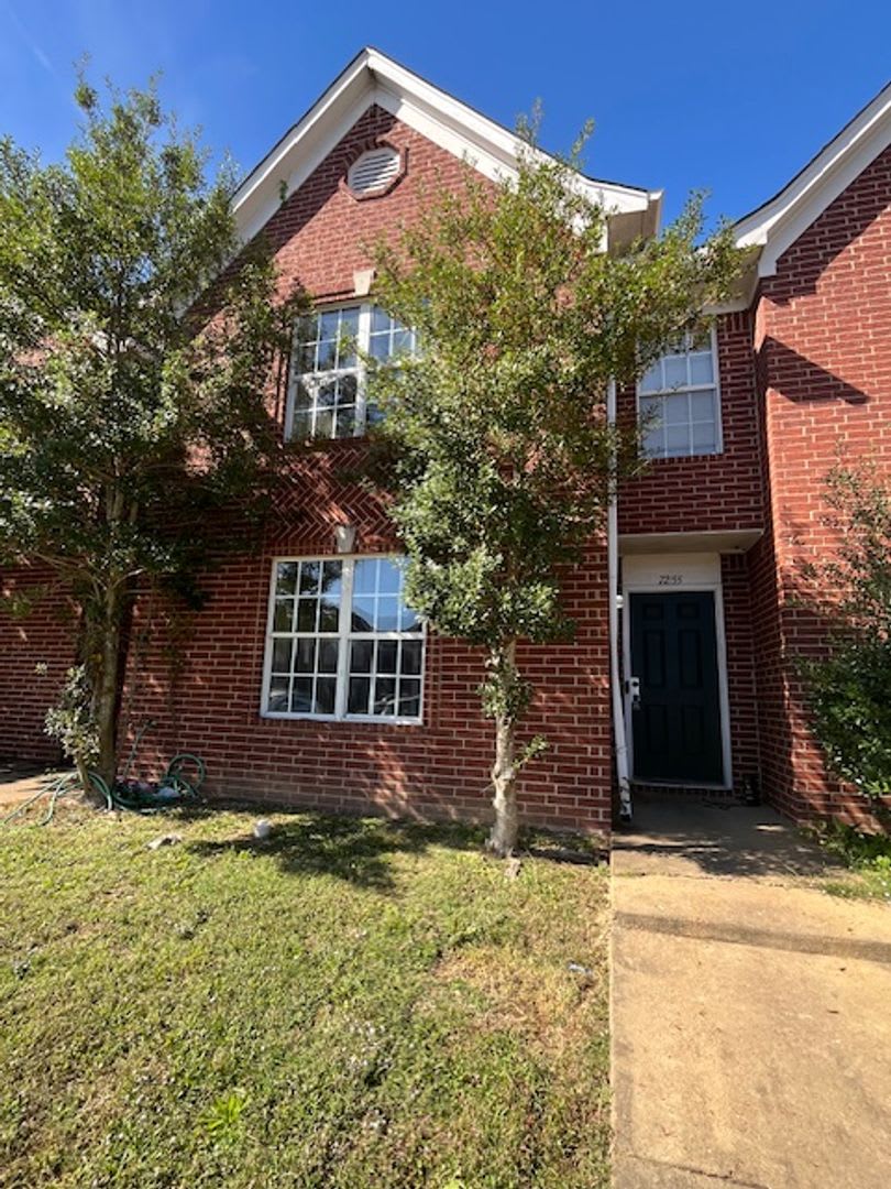 Renovated 3 Bedroom 3 Bath Townhome for Rent! – photo 1