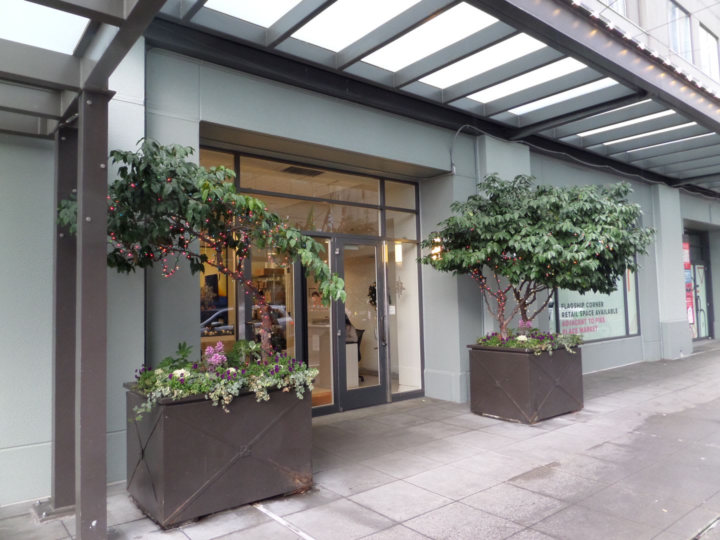 UNBEATABLE PRICE! Adorable One Bedroom Seattle Condo in Unbeatable Location – photo 1