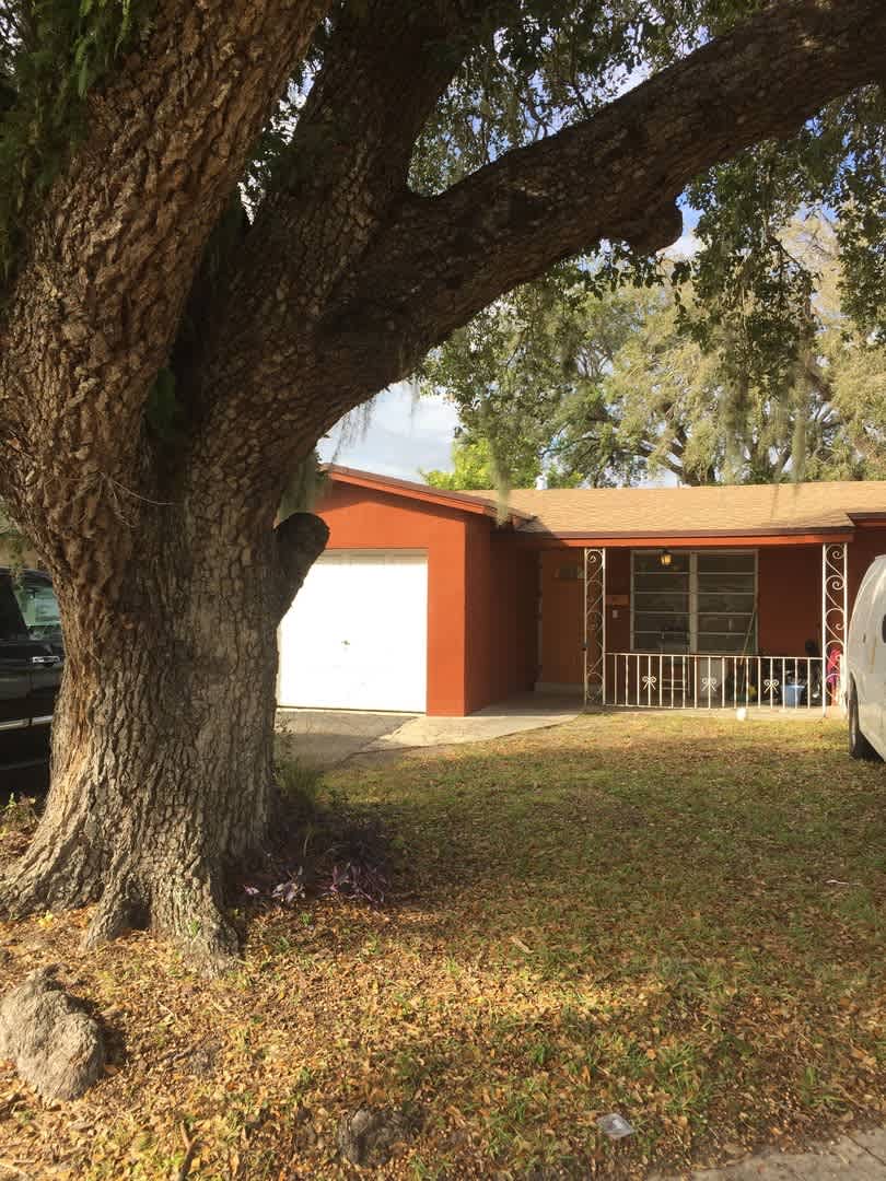 Large 2-1 House with a Garage – photo 2