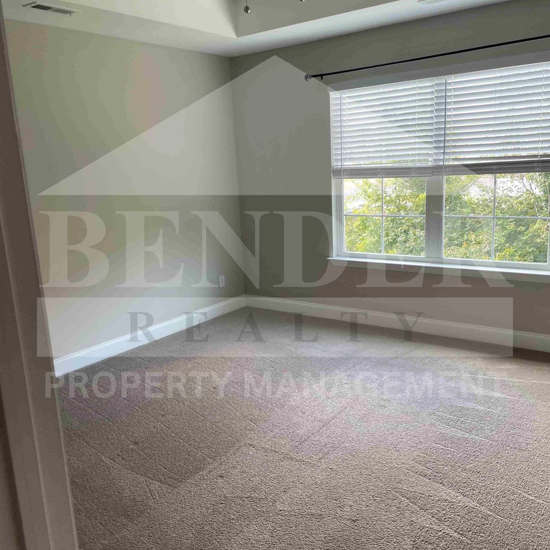 ** REDUCED ** BEAUTIFUL TOWNHOME – photo 4
