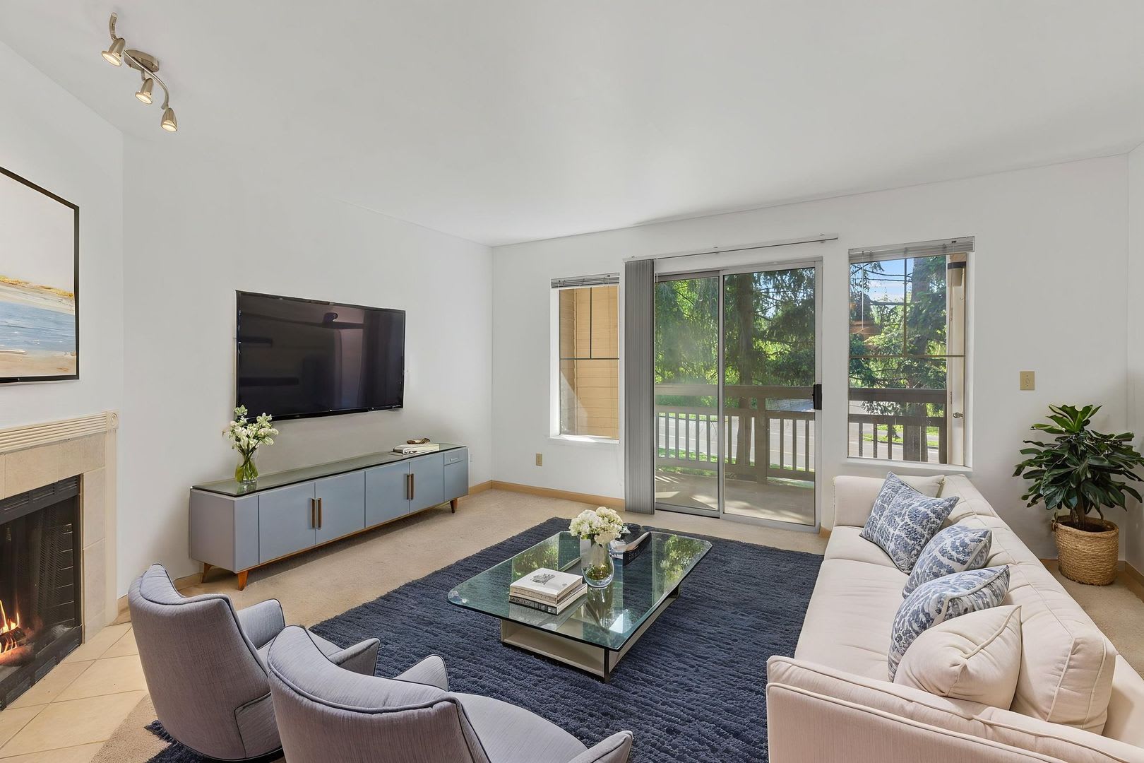 2 level condo, 3 decks, Stainless Appliances, 2 parking spots, Water, sewer, garbage included! – photo 4