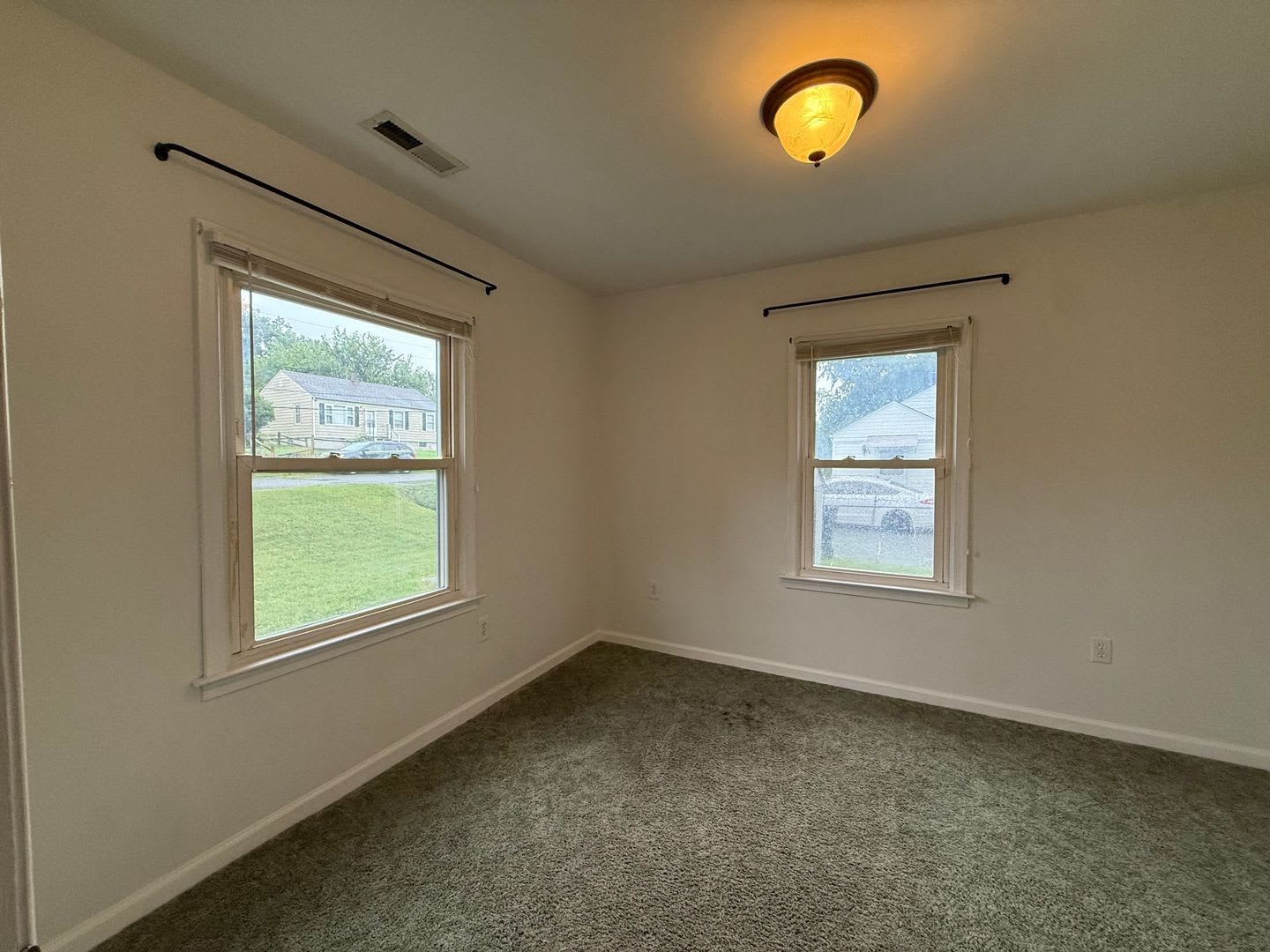 Well Maintained Cottage Style Ranch – photo 2