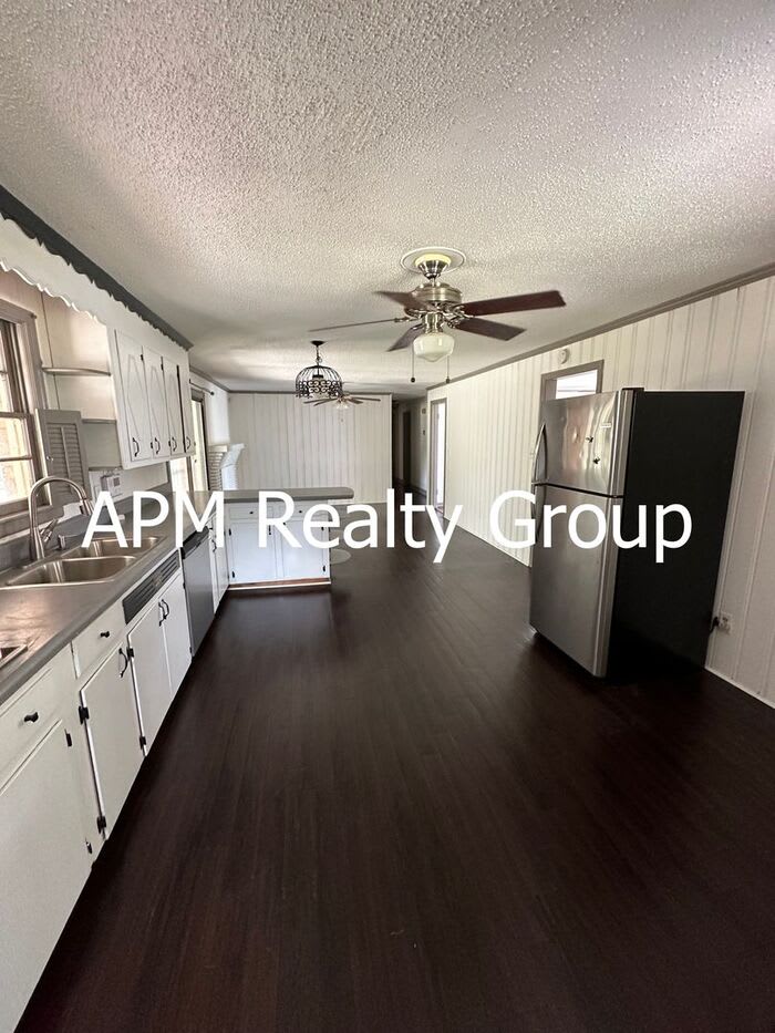 1421 Adella Street – photo 2