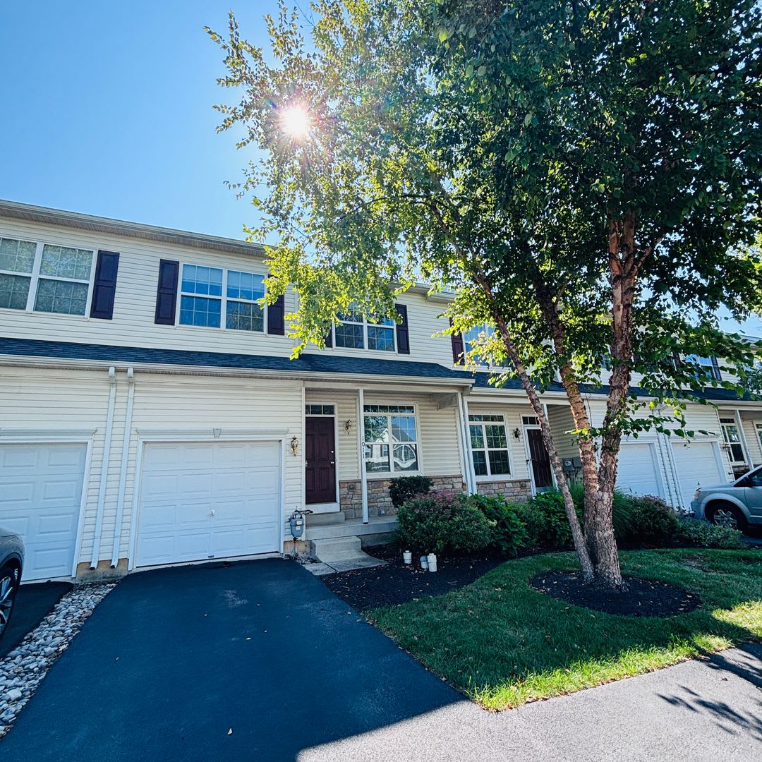 Located in the Highgates subdivision in Upper Macungie Township this 3 bedroom, 2.5 bath townhouse – photo 1