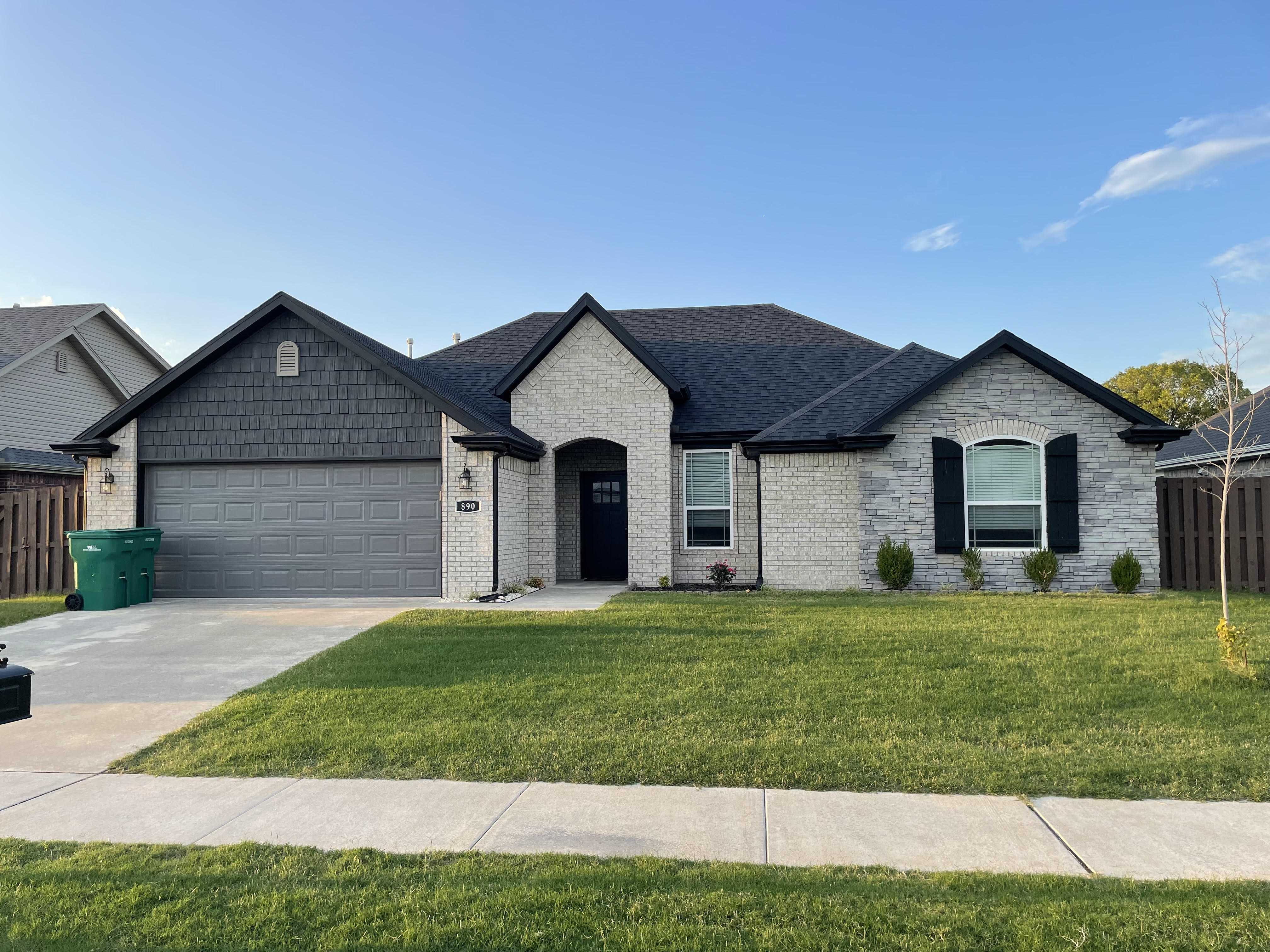 890 Lakeview Drive – photo 1