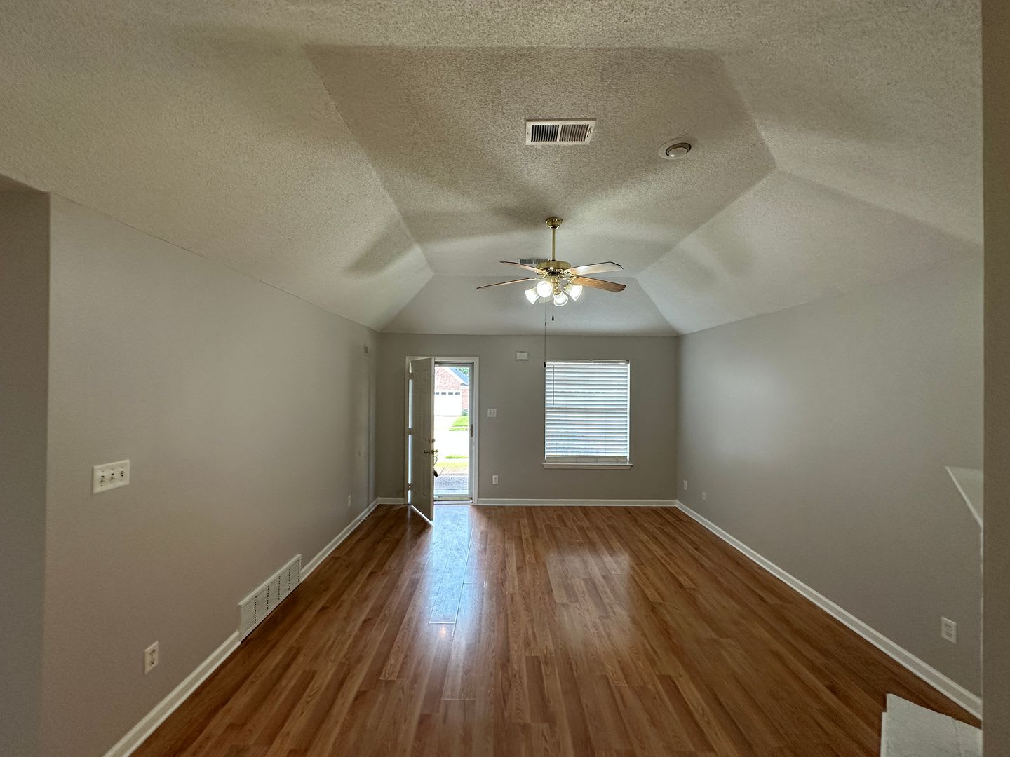 Lovely Cordova Home Fresh Paint And New Carpet Fenced Backyard And Eat In Kitchen Pets Are Welcome Fees Apply – photo 4