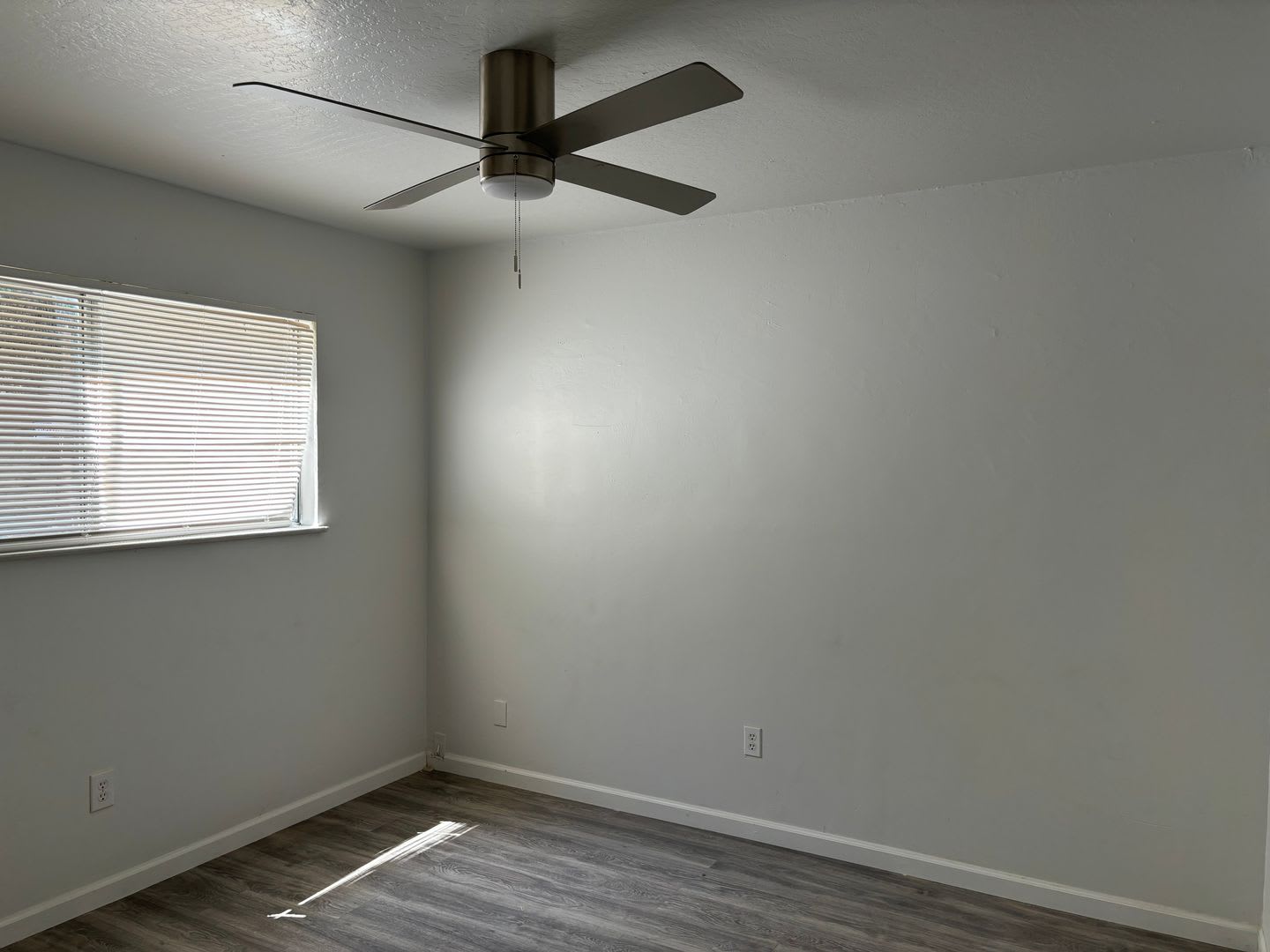 Ideal First Floor Unit 2 Bedrooms 1 Bathroom Directly Across From Beautiful Lake Alhambra Private Covered Parking Community Laundry Room Section 8 Friendly – photo 4