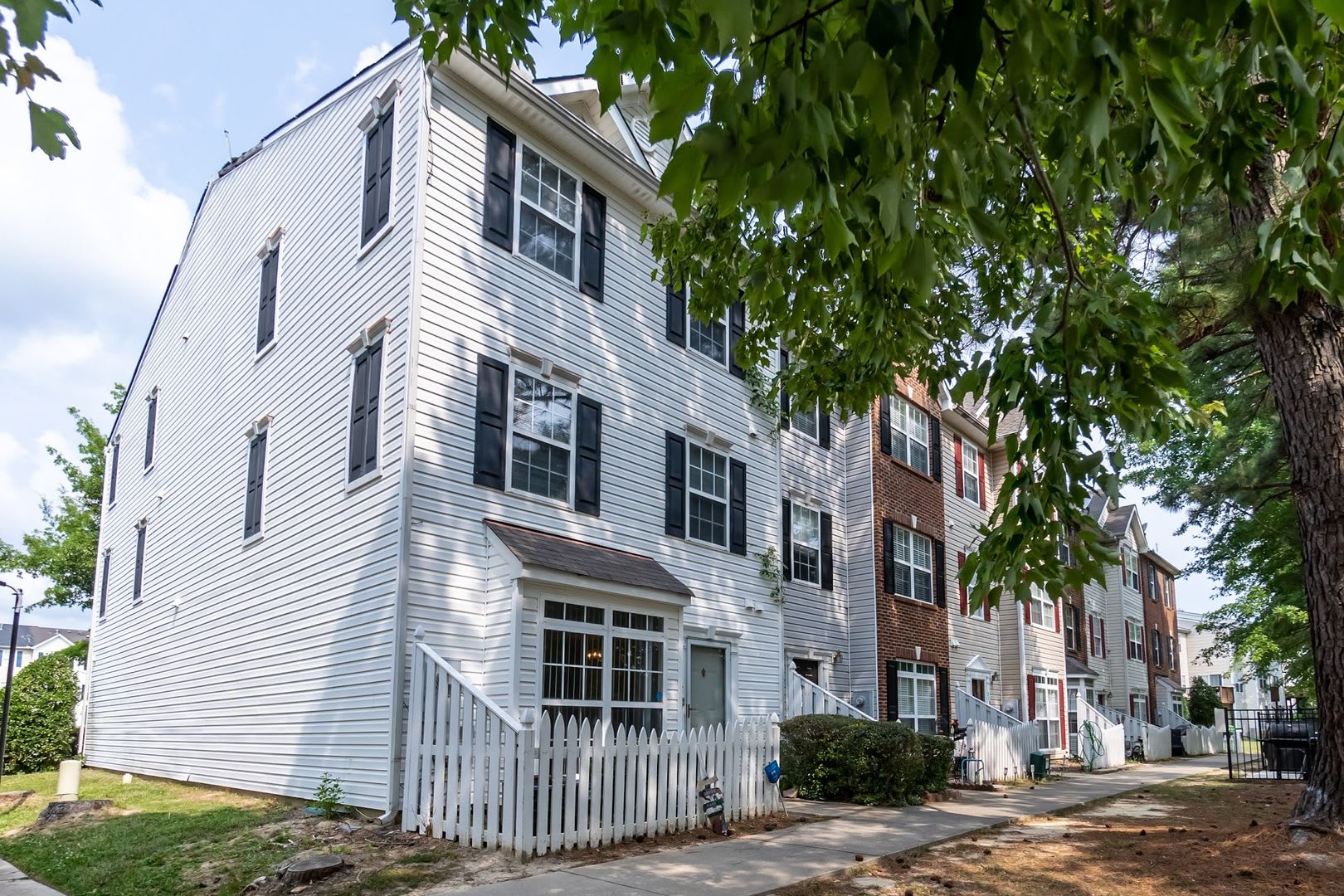 Three Bedroom End Unit Townhome – photo 3