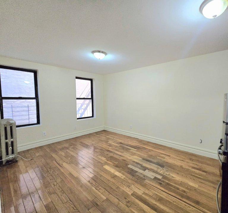 744 Coster Street – photo 2