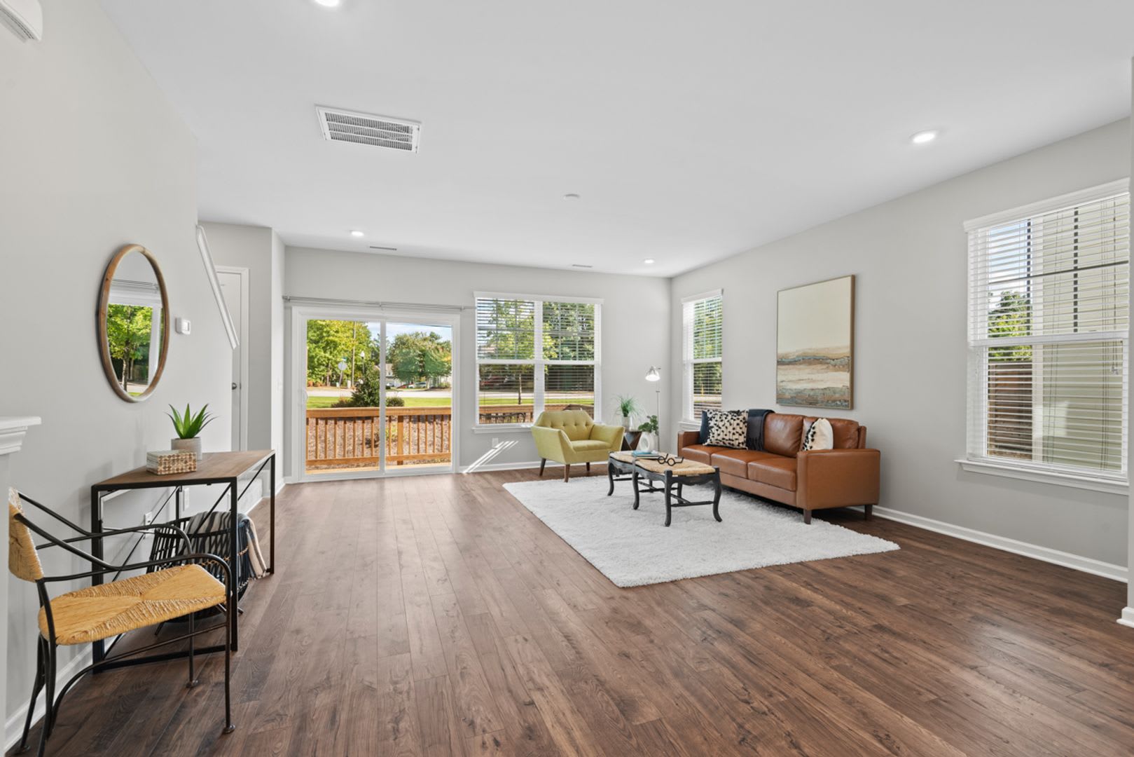 Spacious 4-Bed Home! Modern Kitchen, High Ceilings, Dual Primaries, Laundry Room, Pet Friendly! – photo 4