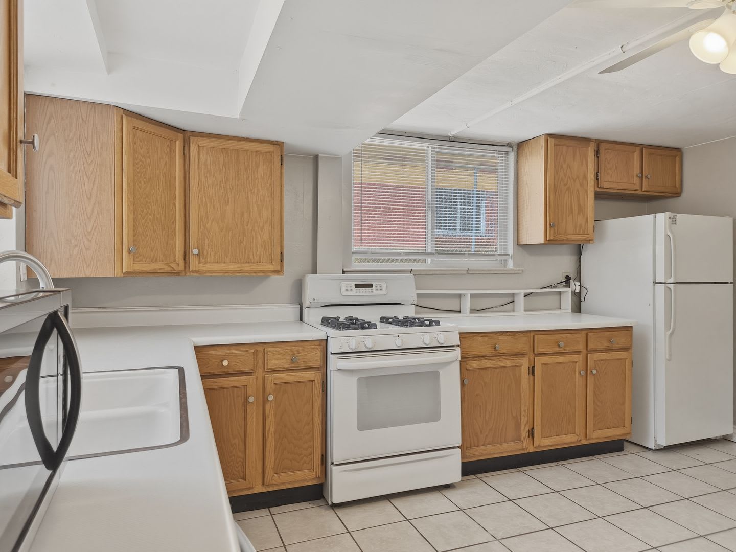 Beautiful 2 Bed, 1 Bath Garden-Level Apartment in Sunnyside! – photo 3
