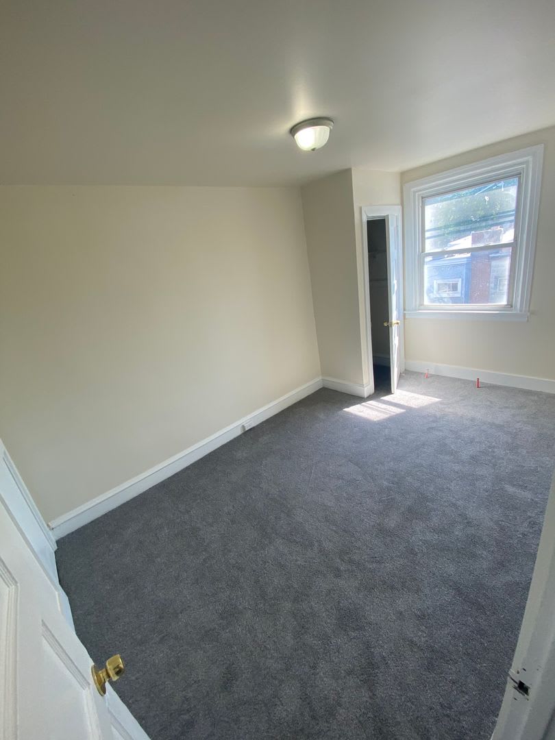 Updated 3BR with Parking & New Kitchen on Quiet Residential Block – photo 2