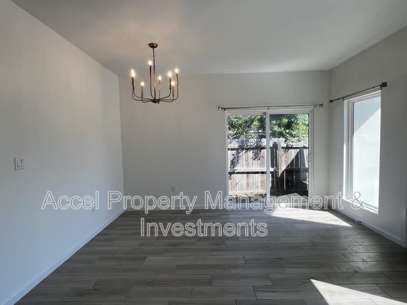 2120 Date Palm Ave. – photo 2