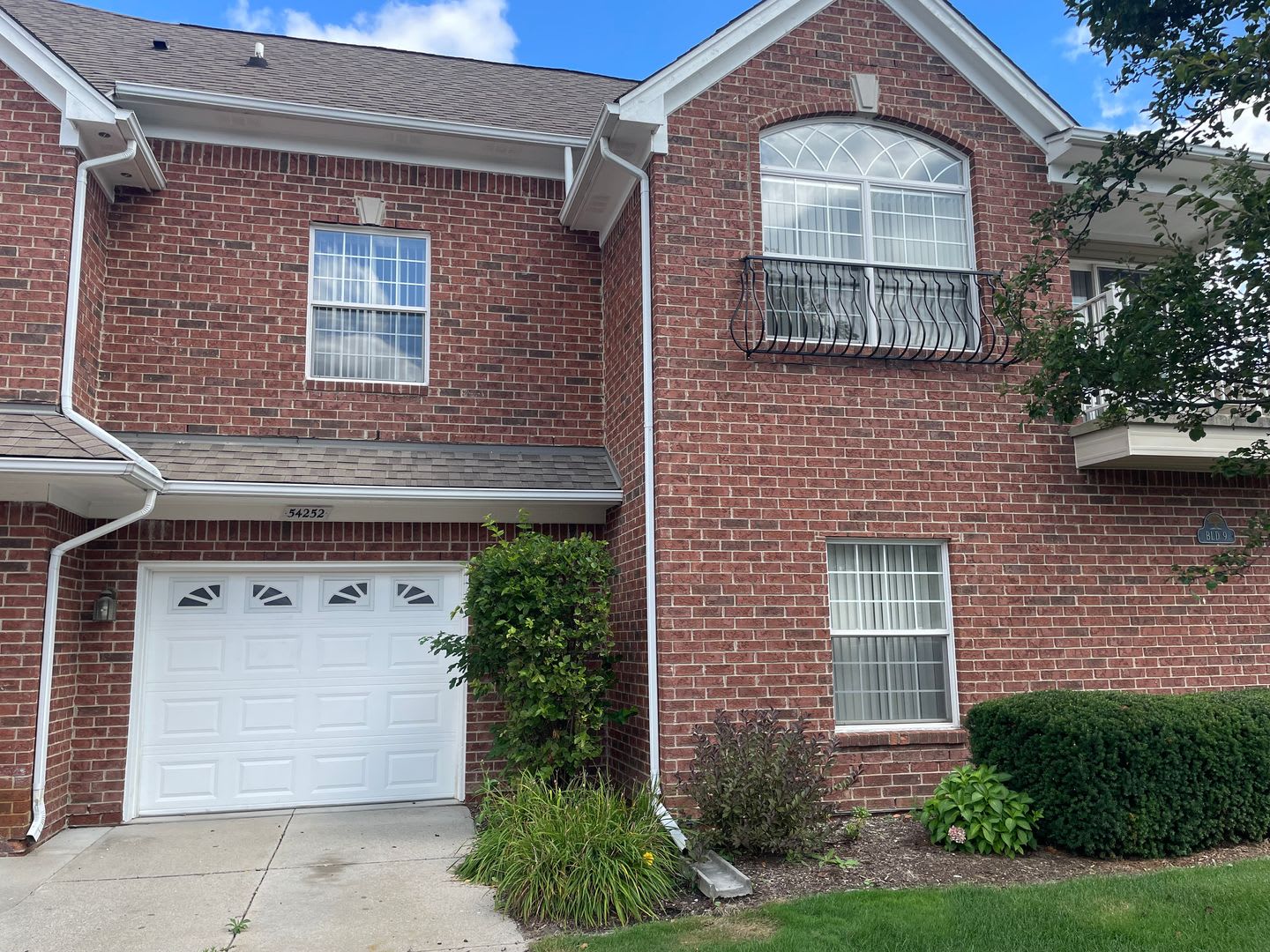 Shelby TWP 2-BR, 2-BA with Attached Garage, Lower Unit, Immediate Occupancy – photo 1