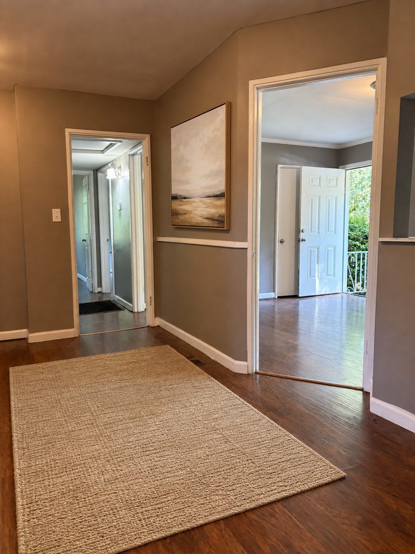Charming 3BR Cottage with Spacious Master Suite – photo 4