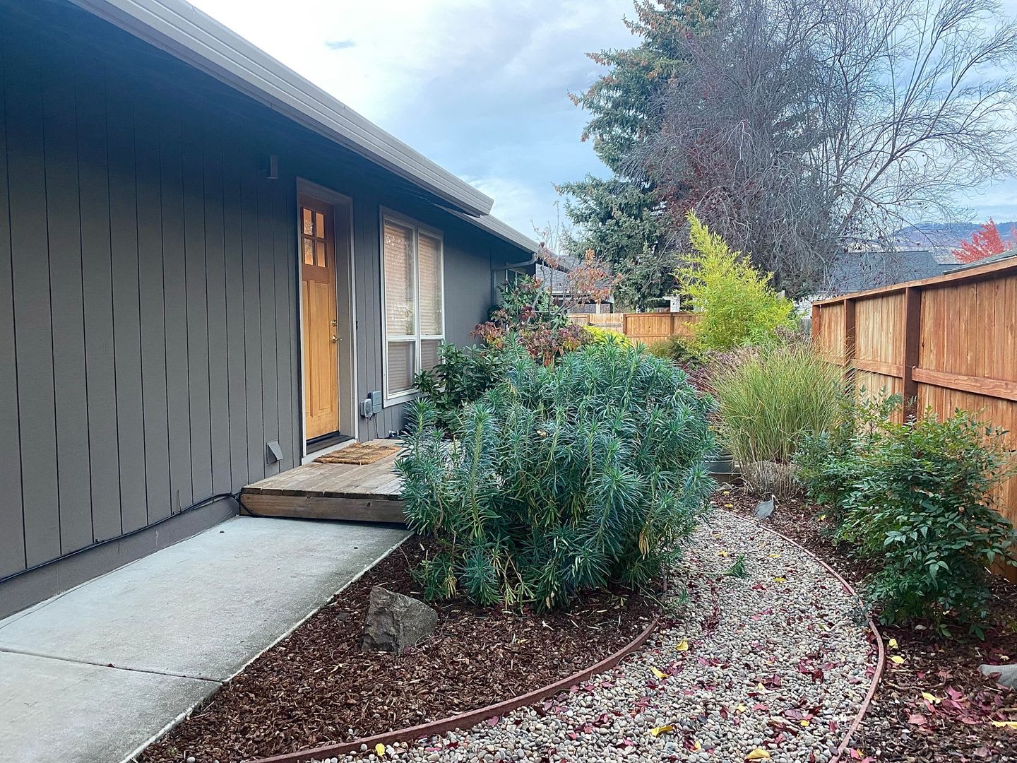 Cute &amp; Cozy 2 bedroom, 2 bath house in Ashland – photo 1