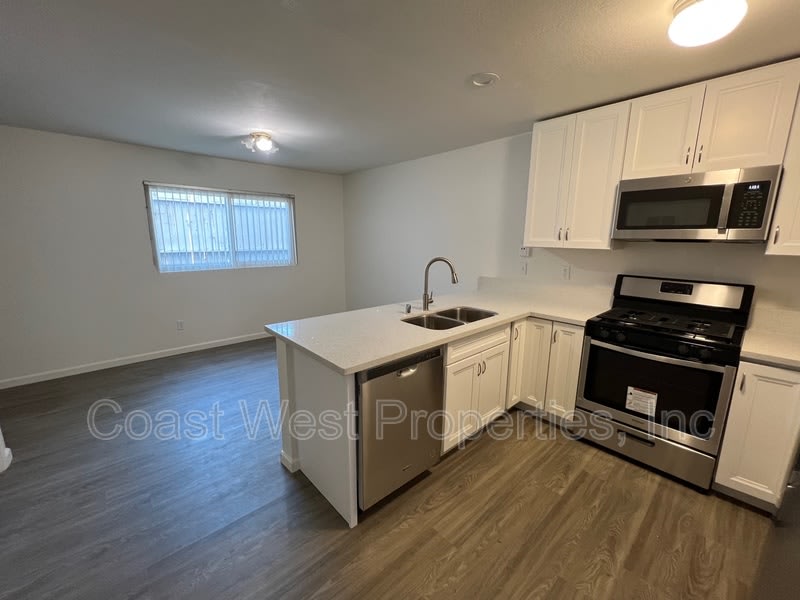 1176 Cypress Avenue – photo 3