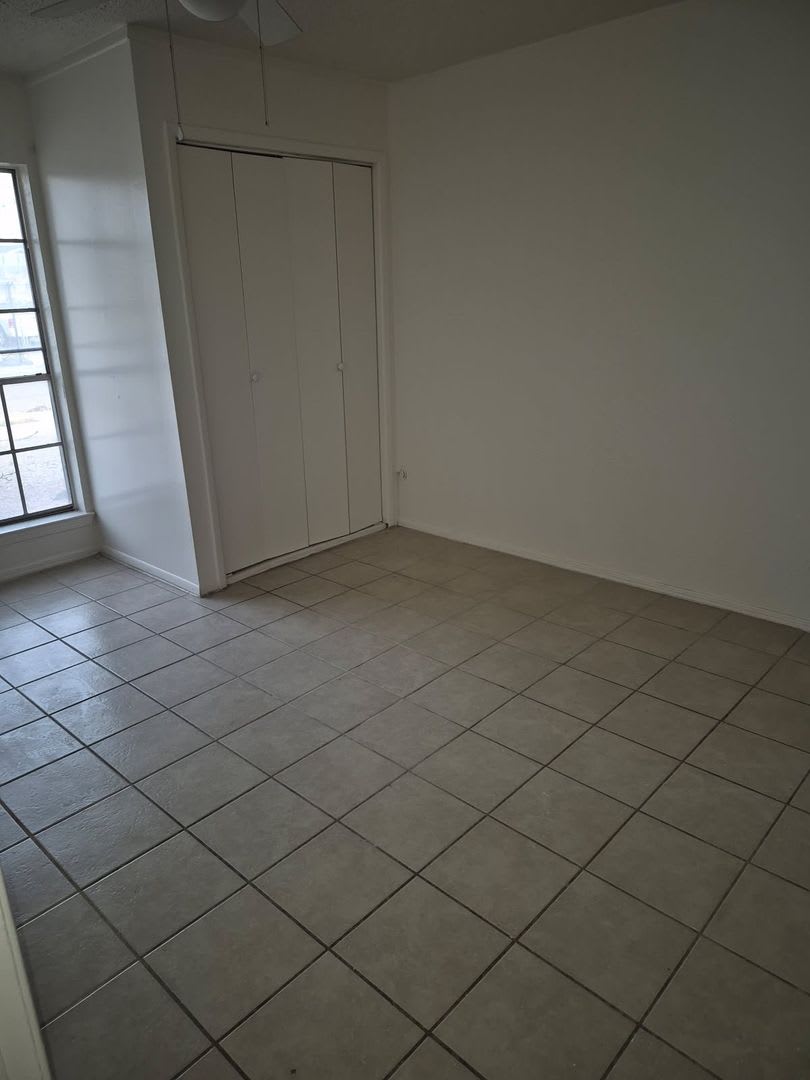 Spacious And Remodeled 4 Bedroom 2 Bath Fireplace Garage In Pebble North – photo 2