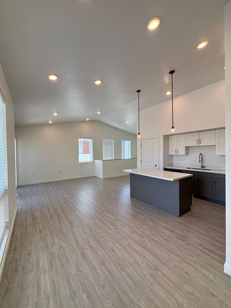 Your First 4 Weeks Are Rent Free 3 Bed 2 5 Bath Townhome In South Ogden – photo 2
