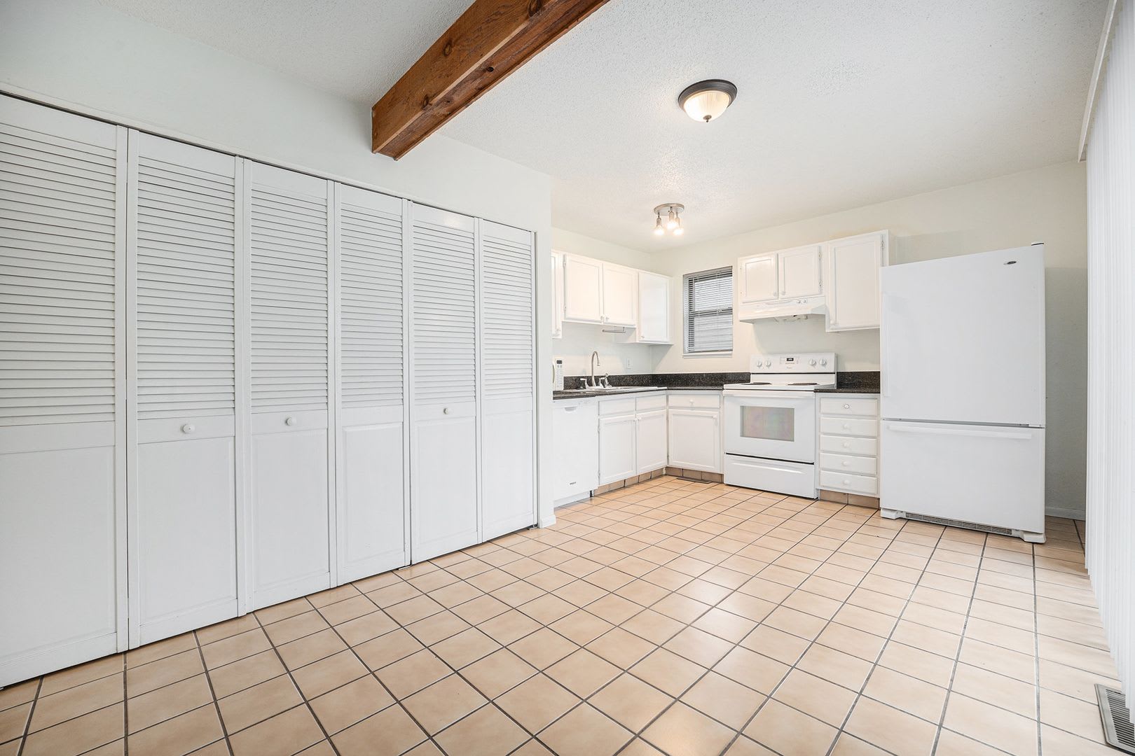 Charming 2 Bedroom 1.5 Bathroom Condo in Southeast Denver available Now! – photo 5