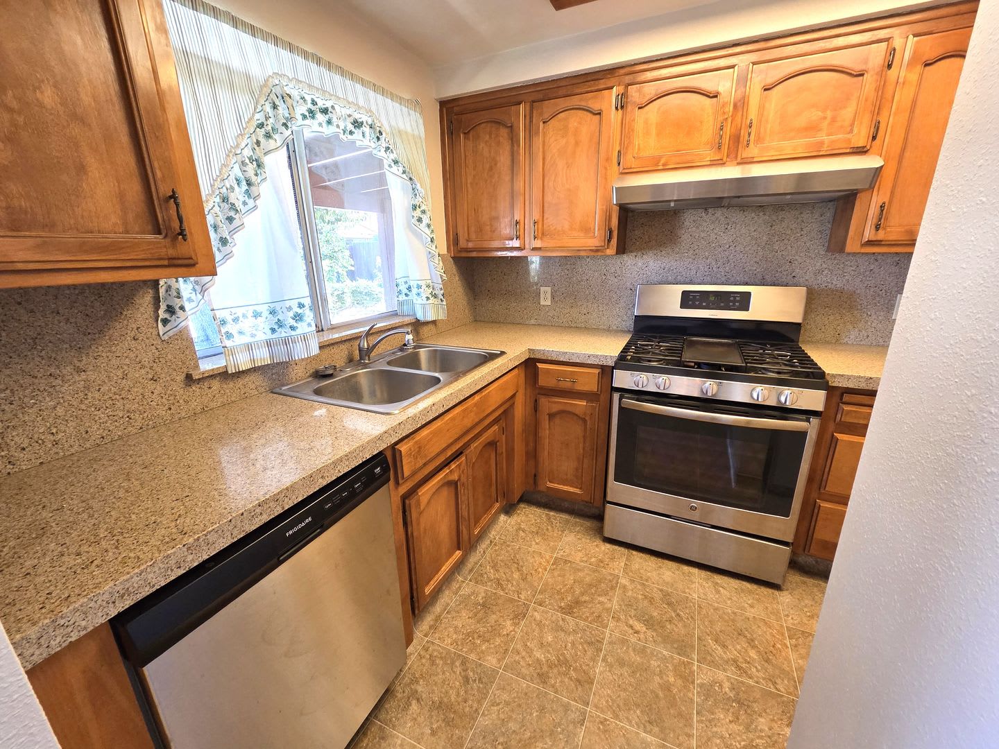 Beautiful 3 Bedroom 2 Bath Home in Gated Community – photo 5