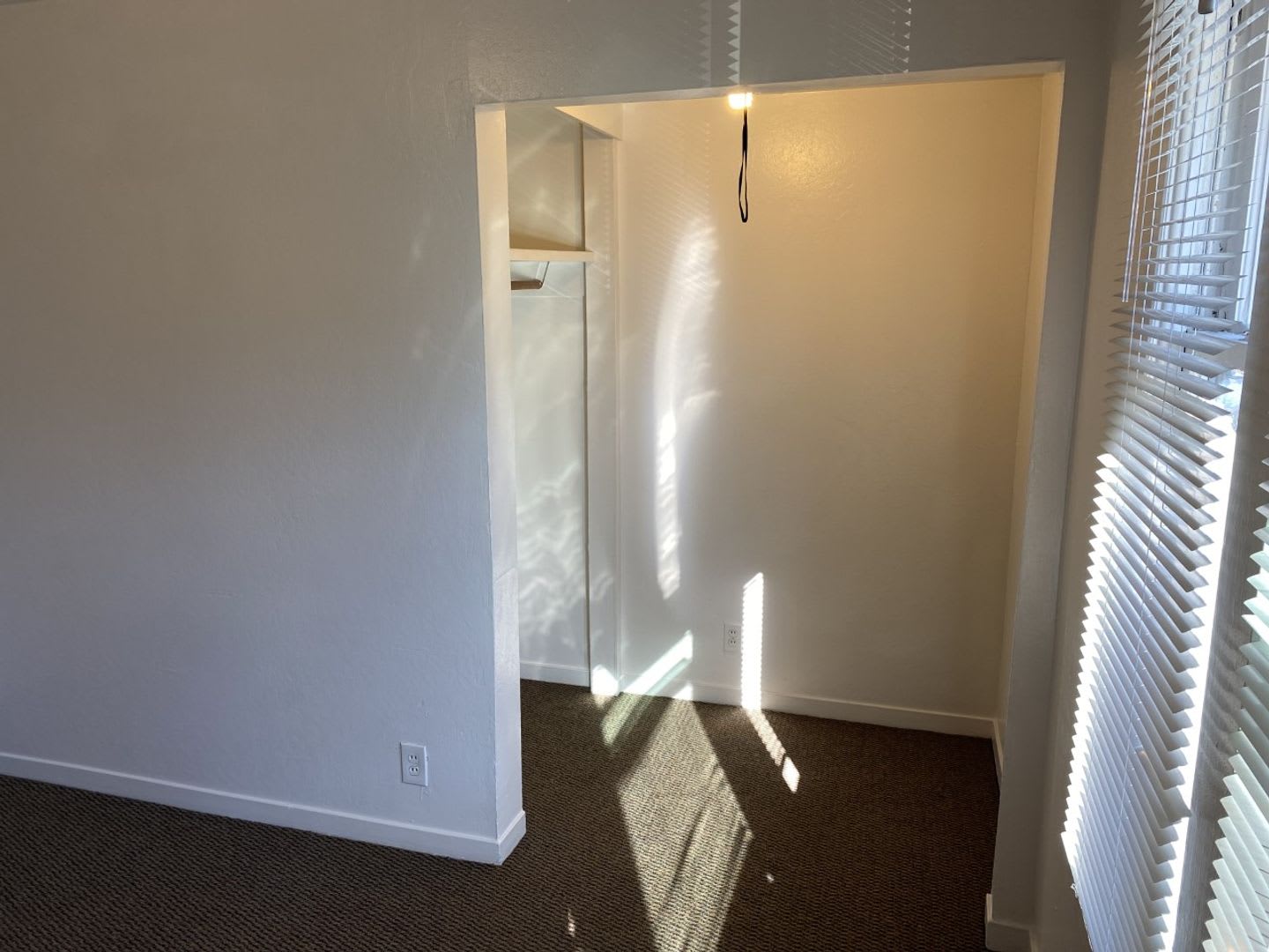 Cozy Upper Floor 2 Bedroom 1 Bath Unit – photo 4
