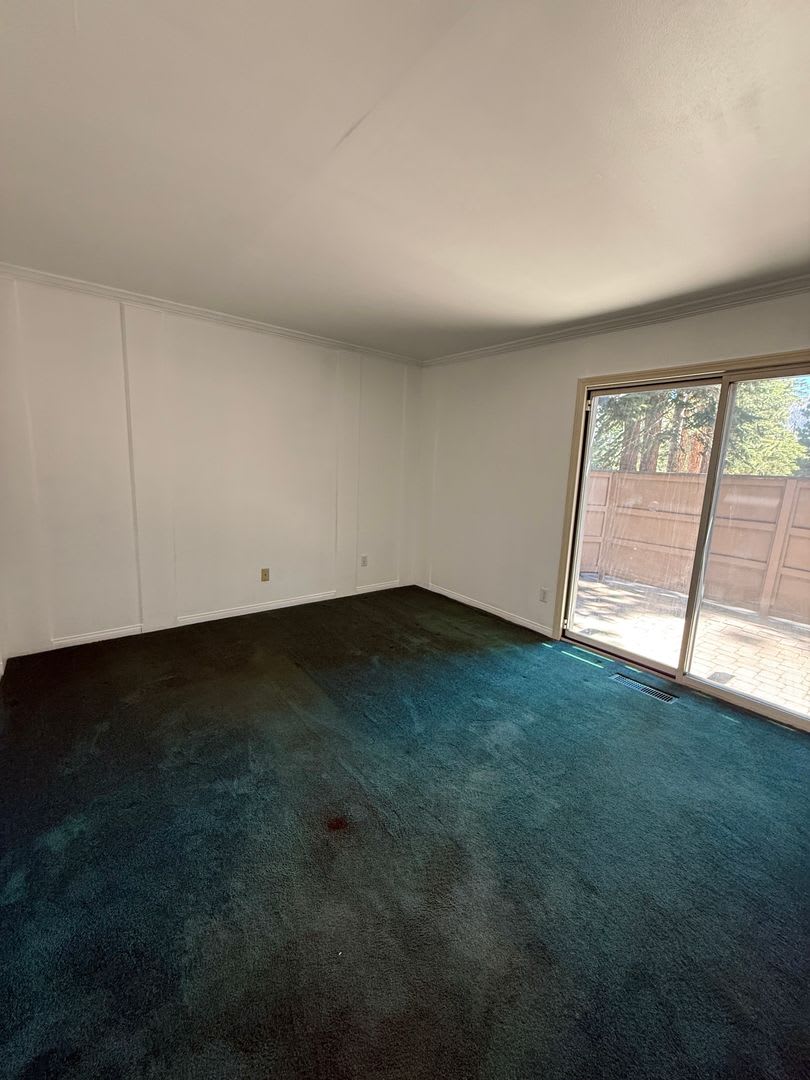 3 Bed 2 Bath Townhome With Vaulted Ceilings Private Balcony – photo 2