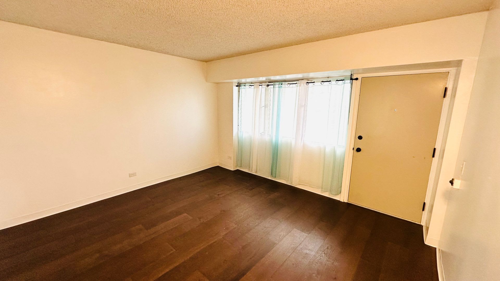 Newly Renovated 1Bd In The Ward Ave – photo 2